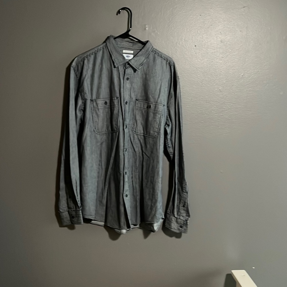 Active dress up button up shirt navy blue XL in great condition.